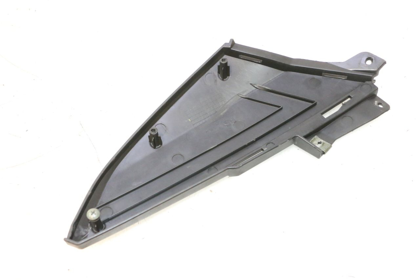 photo de TAPA BAJO ASIENTO IZQUIERDA JM MOTORS EVOLIS 4T 50 (2018 - 2022) - Detalle de la pieza