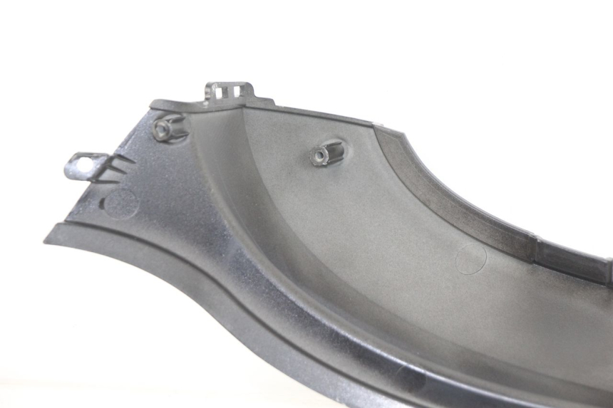 photo de TAPA DEBAJO DEL ASIENTO IZQUIERDO SYM FIDDLE 3 III 125 (2014 - 2020) - Detalle de la pieza