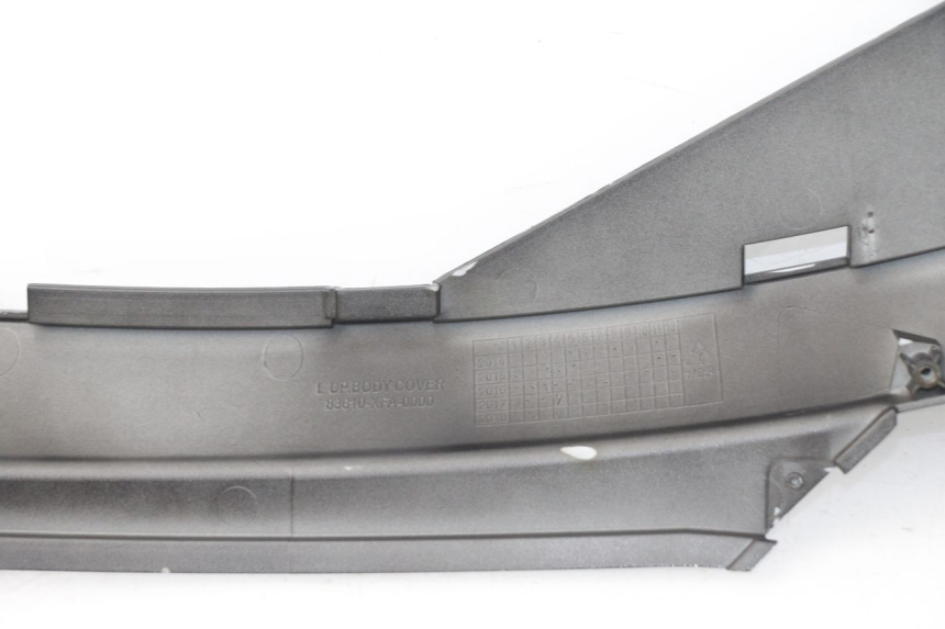 photo de TAPA DEBAJO DEL ASIENTO IZQUIERDO SYM FIDDLE 3 III 125 (2014 - 2020) - Zoom estado de uso