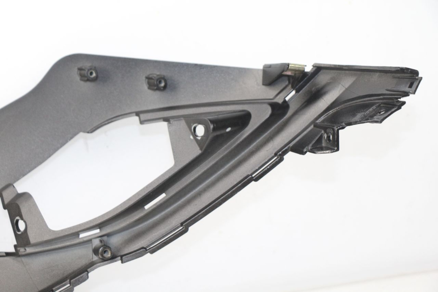 photo de TAPA DEBAJO DEL ASIENTO IZQUIERDO SYM FIDDLE 3 III 125 (2014 - 2020) - Otra perspectiva