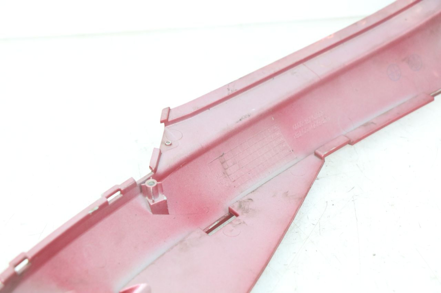 photo de TAPA DEBAJO DEL ASIENTO IZQUIERDO SYM FIDDLE 3 III 125 (2014 - 2020) - Otra perspectiva