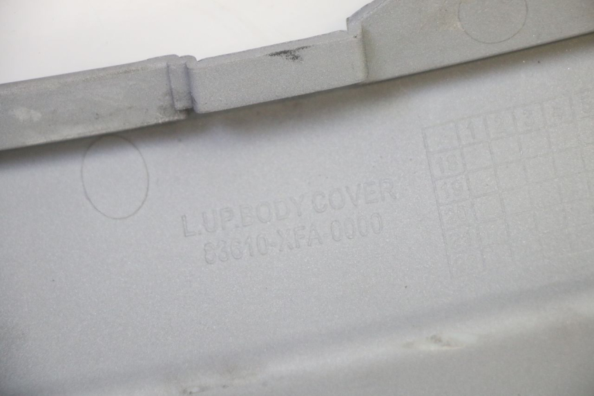 photo de TAPA DEBAJO DEL ASIENTO IZQUIERDO SYM FIDDLE 3 III 125 (2014 - 2020) - Otra vista del artículo