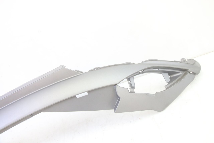 photo de TAPA DEBAJO DEL ASIENTO IZQUIERDO SYM FIDDLE 3 III 125 (2014 - 2020) - Zoom estado de uso