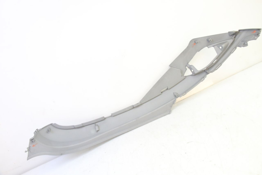 photo de TAPA DEBAJO DEL ASIENTO IZQUIERDO SYM FIDDLE 3 III 125 (2014 - 2020) - Primer plano técnico