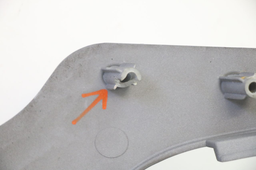 photo de TAPA DEBAJO DEL ASIENTO IZQUIERDO SYM FIDDLE 3 III 125 (2014 - 2020) - Recambio usado revisado