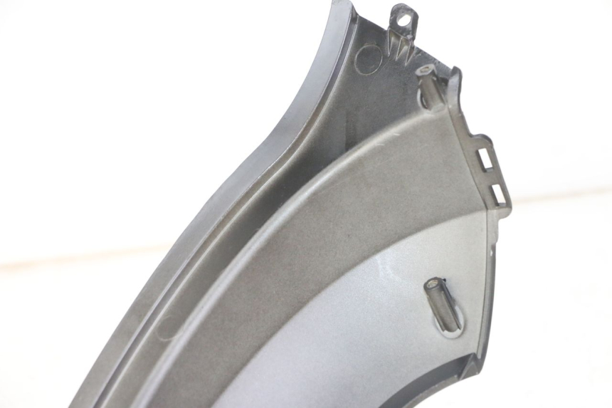 photo de TAPA BAJO ASIENTO IZQUIERDA SYM FIDDLE 3 III 50 (2014 - 2020) - Detalle de la pieza