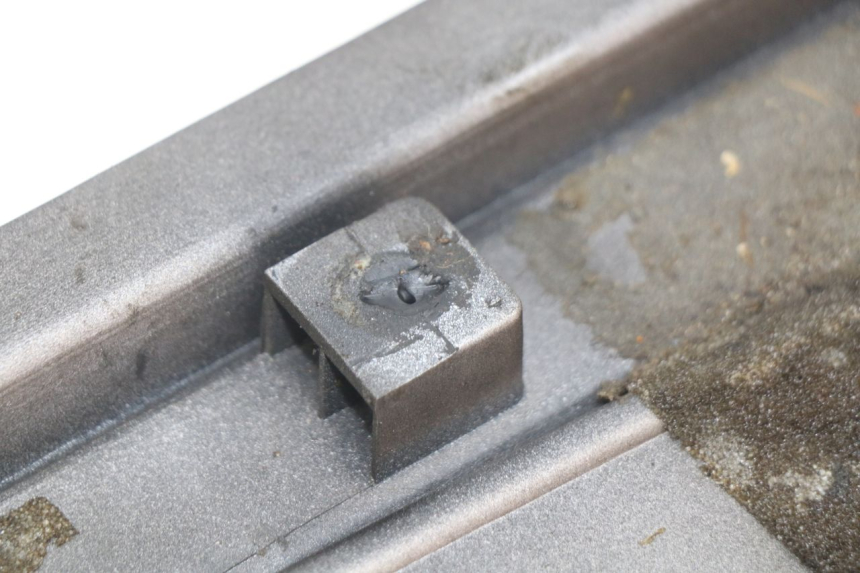 photo de TAPA DEBAJO DEL ASIENTO IZQUIERDO YAMAHA FJ 3CX 1200 (1986 - 1996) - Detalles de los puntos de fijación