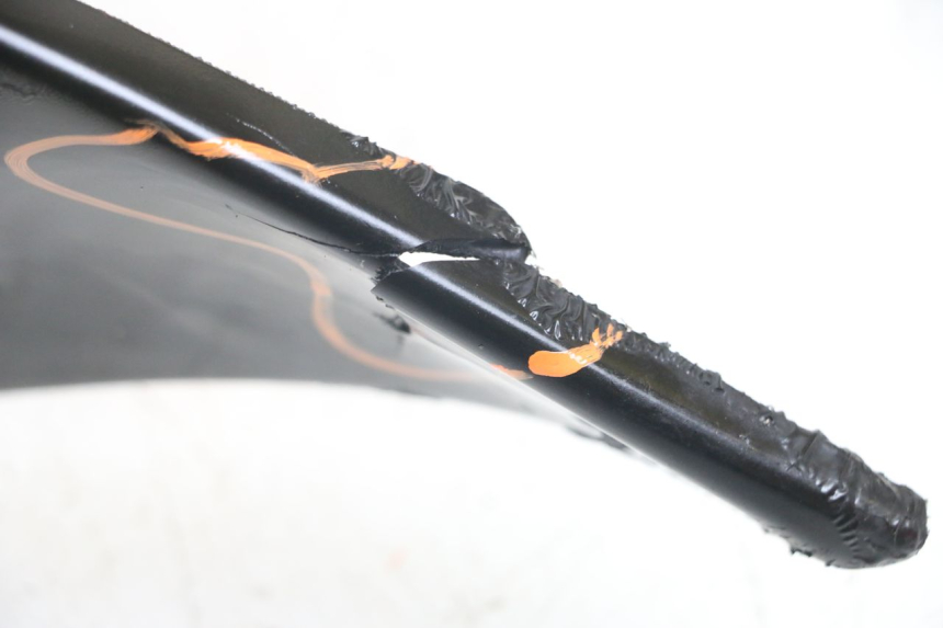 photo de TAPA DEBAJO DEL ASIENTO IZQUIERDO YAMAHA FJ 3CX 1200 (1986 - 1996) - Primer plano de alta resolución