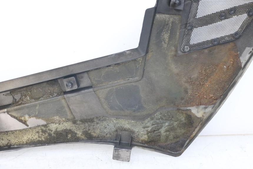 photo de TAPA DEBAJO DEL ASIENTO IZQUIERDO YAMAHA FJ 3CX 1200 (1986 - 1996) - Detalles de los puntos de fijación