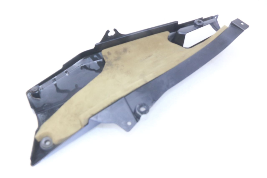 photo de TAPA DEBAJO DEL ASIENTO IZQUIERDO YAMAHA FJR ABS 1300 (2016 - 2020) - Detalles de los puntos de fijación