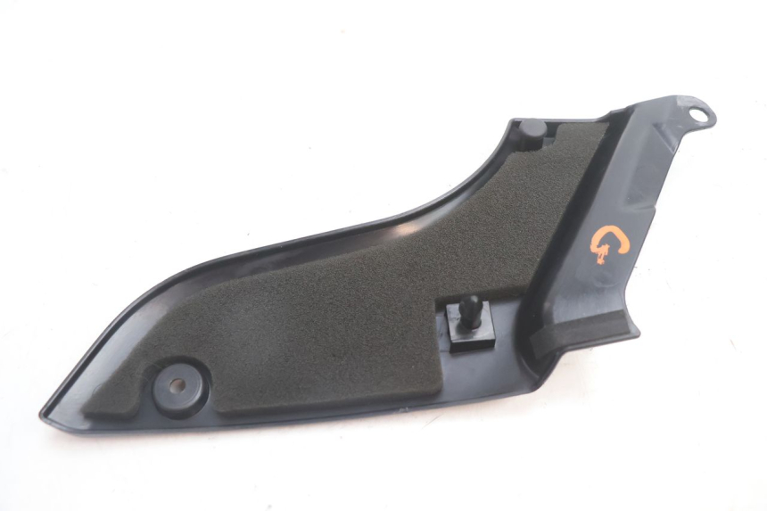 photo de TAPA BAJO ASIENTO IZQUIERDA YAMAHA FJR 1300 (2001 - 2005) - Primer plano técnico