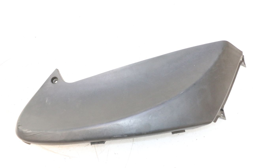 photo de TAPA BAJO ASIENTO IZQUIERDA PIAGGIO FLY 2T 50 (2004 - 2017) - Detalle de la pieza