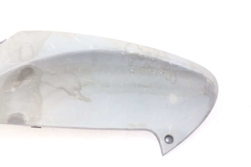 photo de TAPA DEBAJO DEL ASIENTO IZQUIERDO PIAGGIO FLY 100 (2006 - 2010) - Primer plano técnico