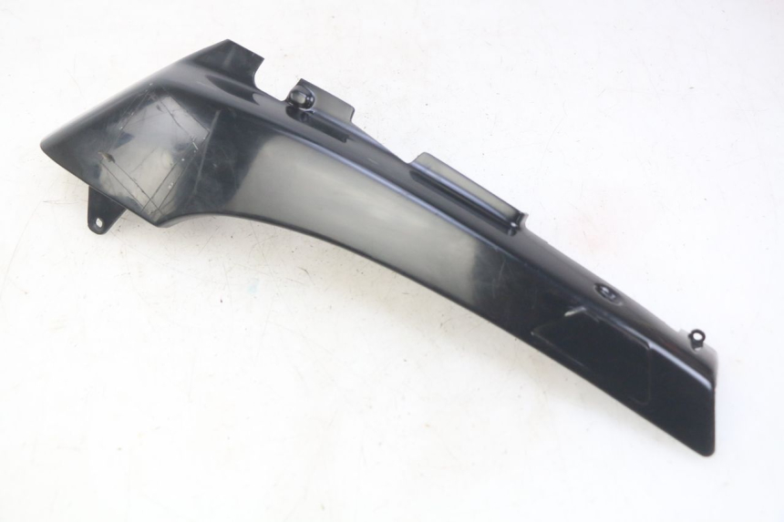 photo de TAPA DEBAJO DEL ASIENTO IZQUIERDO PEUGEOT FOX 50 (1995 - 2003) - Primer plano técnico