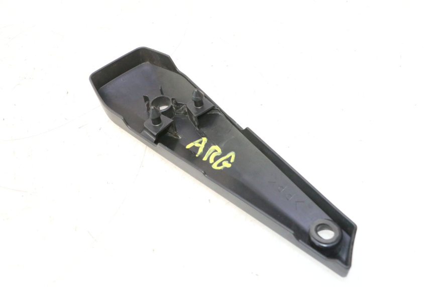photo de TAPA BAJO ASIENTO IZQUIERDA YAMAHA FZ8 800 (2010 - 2016) - Primer plano técnico