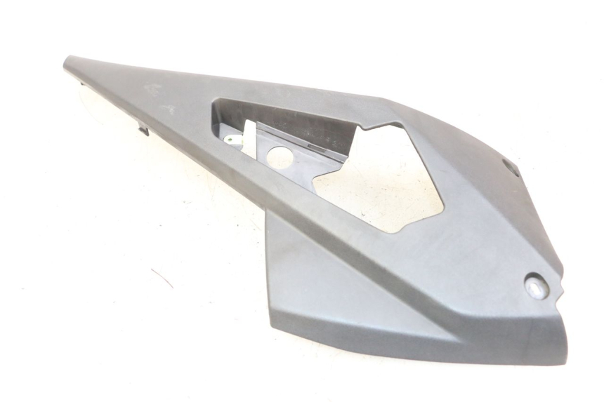 photo de TAPA BAJO ASIENTO IZQUIERDA PEUGEOT GEOPOLIS RS 125 (2007 - 2009) - Vista principal