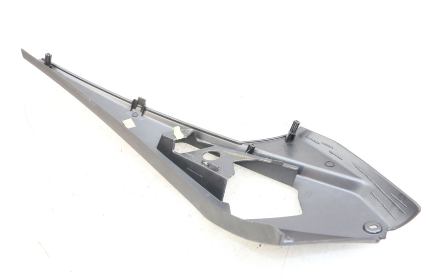 photo de TAPA BAJO ASIENTO IZQUIERDA PEUGEOT GEOPOLIS RS 125 (2007 - 2009) - Detalle de la pieza