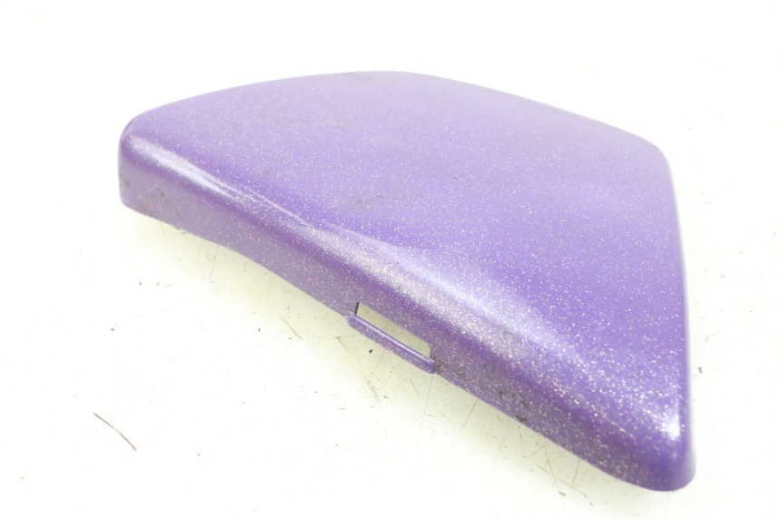 photo de TAPA BAJO ASIENTO IZQUIERDA SUZUKI GN 125 (1997 - 2000) - Primer plano técnico