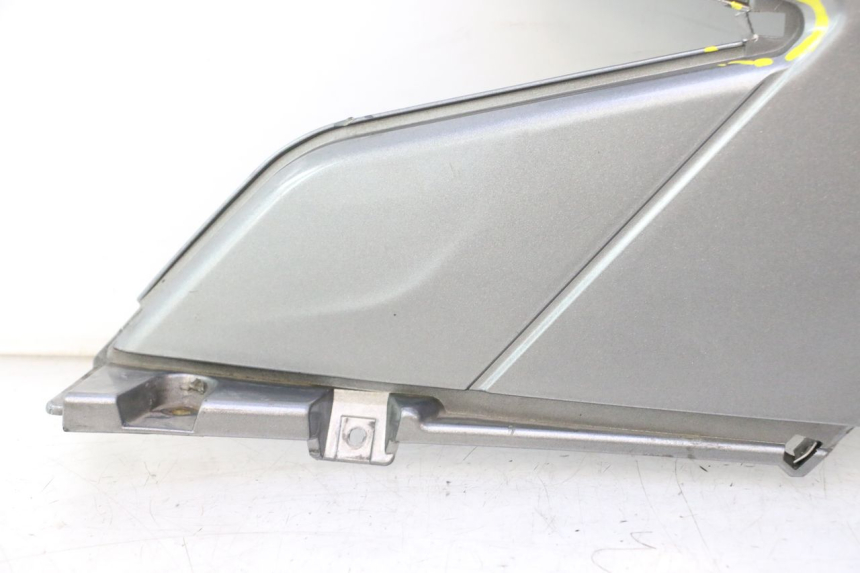 photo de TAPA BAJO ASIENTO IZQUIERDA GILERA GP 800 (2007 - 2013) - Detalle de la pieza