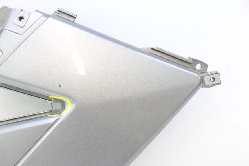 photo de TAPA BAJO ASIENTO IZQUIERDA GILERA GP 800 (2007 - 2013) - Otra perspectiva
