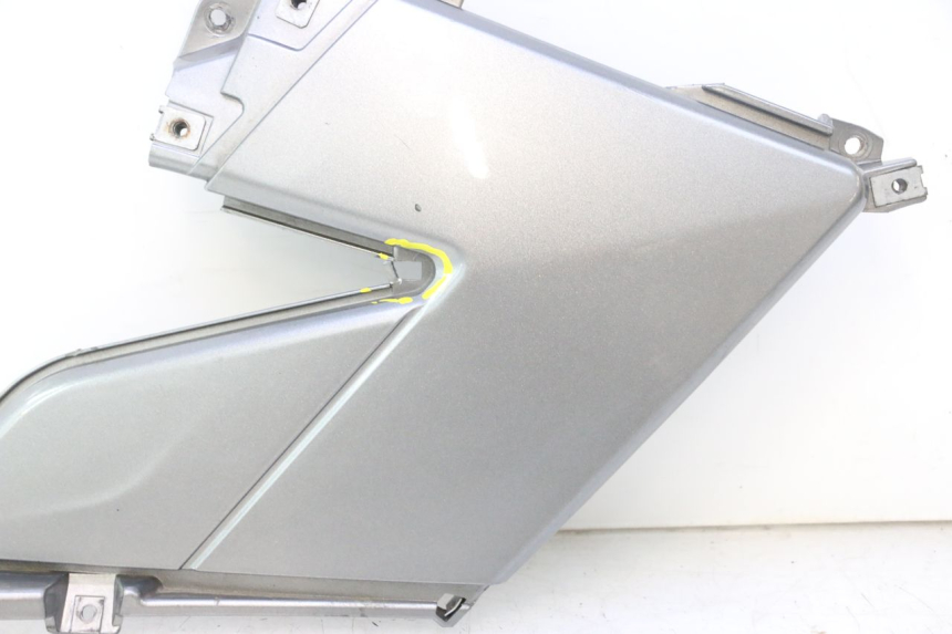 photo de TAPA BAJO ASIENTO IZQUIERDA GILERA GP 800 (2007 - 2013) - Primer plano técnico