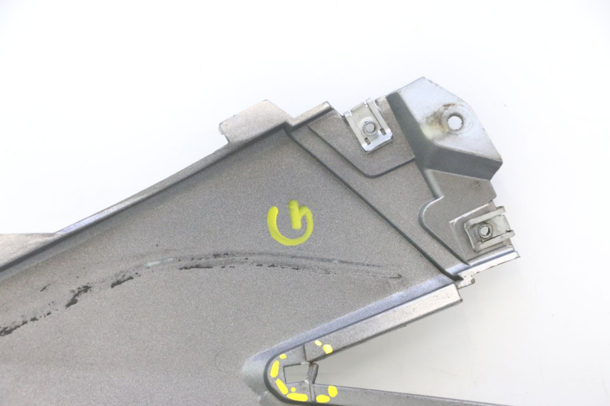 photo de TAPA BAJO ASIENTO IZQUIERDA GILERA GP 800 (2007 - 2013) - Recambio usado revisado