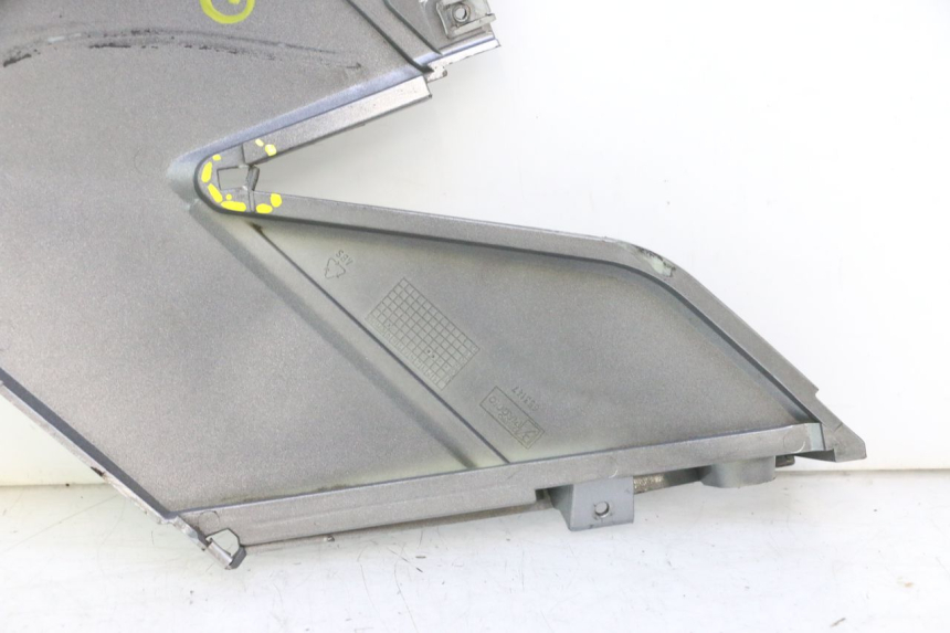photo de TAPA BAJO ASIENTO IZQUIERDA GILERA GP 800 (2007 - 2013) - Marcados y referencias originales