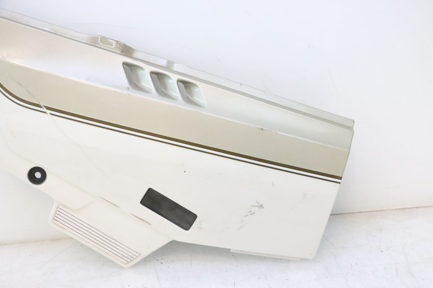 photo de TAPA BAJO ASIENTO IZQUIERDA KAWASAKI GPX F ZX750F 750 (1986 - 1990) - Primer plano técnico