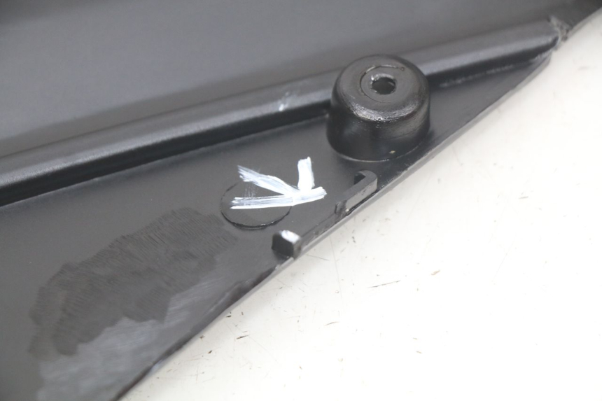 photo de TAPA DEBAJO DEL ASIENTO IZQUIERDO TNT MOTOR GRIDO 2T 50 (2010 - 2019) - Otra perspectiva