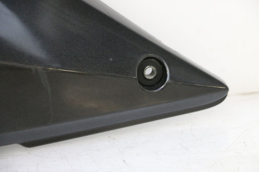 photo de TAPA BAJO ASIENTO IZQUIERDA SUZUKI GSF N BANDIT 1200 (2001 - 2005) - Primer plano de alta resolución