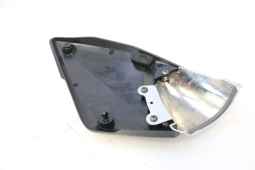 photo de TAPA BAJO ASIENTO IZQUIERDA SUZUKI GSF N BANDIT 1200 (2001 - 2005) - Primer plano técnico