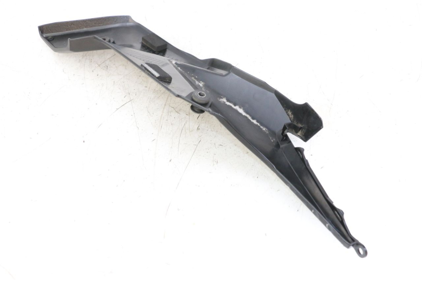 photo de TAPA BAJO ASIENTO IZQUIERDA SUZUKI GSR 750 (2011 - 2017) - Primer plano técnico