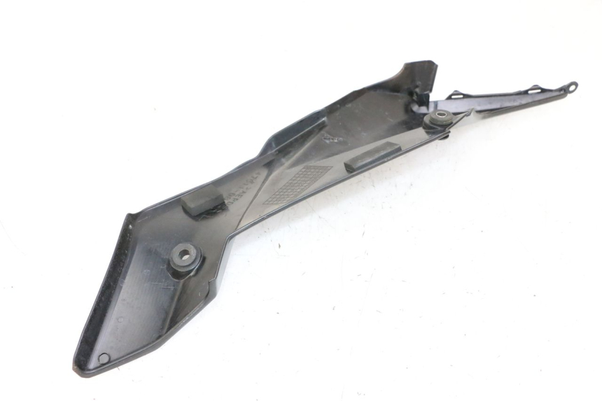 photo de TAPA BAJO ASIENTO IZQUIERDA SUZUKI GSR 750 (2011 - 2017) - Zoom estado de uso