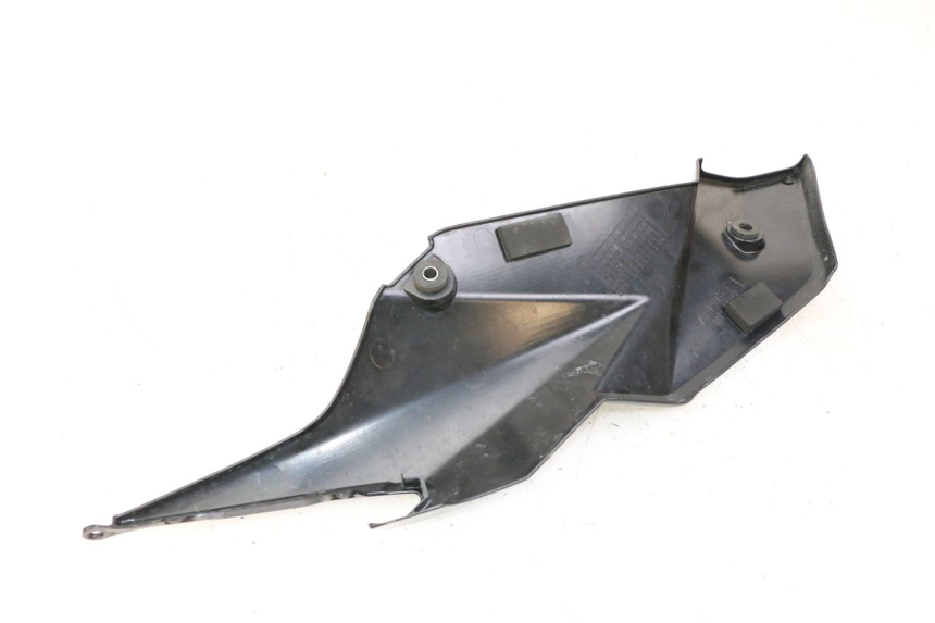 photo de TAPA BAJO ASIENTO IZQUIERDA SUZUKI GSR 750 (2011 - 2017) - Primer plano técnico