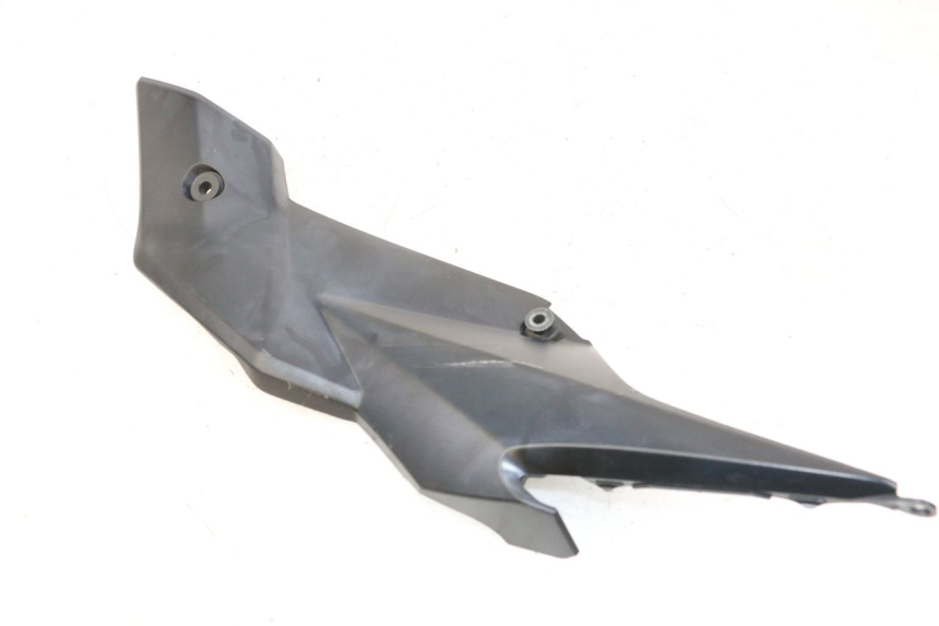 photo de TAPA BAJO ASIENTO IZQUIERDA SUZUKI GSR 750 (2011 - 2017) - Detalles de los puntos de fijación