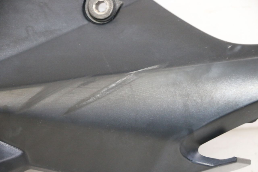 photo de TAPA BAJO ASIENTO IZQUIERDA SUZUKI GSR 750 (2011 - 2017) - Marcados y referencias originales