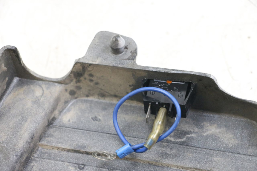 photo de TAPA BAJO ASIENTO IZQUIERDA SUZUKI GSX E 250 (1982 - 1983) - Zoom estado de uso