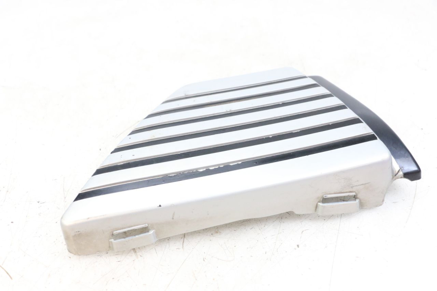 photo de TAPA BAJO ASIENTO IZQUIERDA SUZUKI GSX E 250 (1982 - 1983) - Primer plano técnico