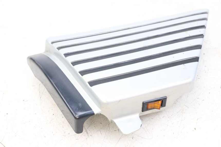 photo de TAPA BAJO ASIENTO IZQUIERDA SUZUKI GSX E 250 (1982 - 1983) - Detalles de los puntos de fijación