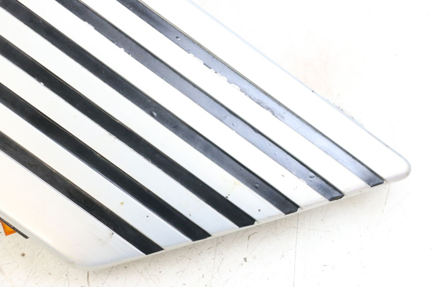 photo de TAPA BAJO ASIENTO IZQUIERDA SUZUKI GSX E 250 (1982 - 1983) - Estado de la superficie y material