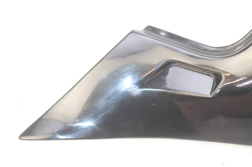 photo de TAPA DEBAJO DEL ASIENTO IZQUIERDO SUZUKI GSX-F GSX  F 1100 (1988 - 1994) - Primer plano técnico
