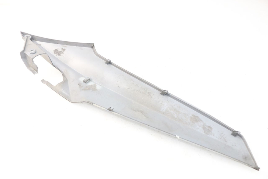 photo de TAPA BAJO ASIENTO IZQUIERDA SYM GTS EFI ABS 125 (2012 - 2016) - Detalle de la pieza