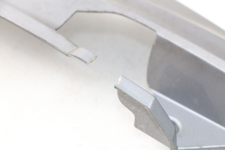 photo de TAPA BAJO ASIENTO IZQUIERDA SYM GTS EFI ABS 125 (2012 - 2016) - Primer plano técnico