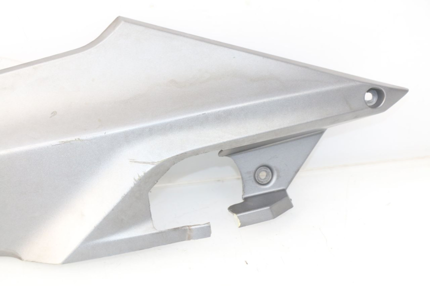 photo de TAPA BAJO ASIENTO IZQUIERDA SYM GTS EFI ABS 125 (2012 - 2016) - Detalles de los puntos de fijación