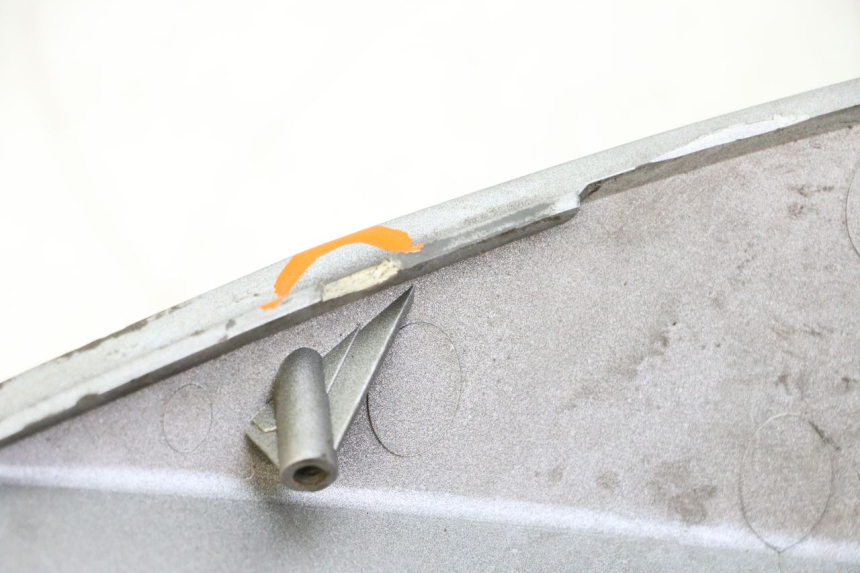 photo de TAPA BAJO ASIENTO IZQUIERDA DAELIM HISTORY 125 (2001 - 2002) - Otra perspectiva