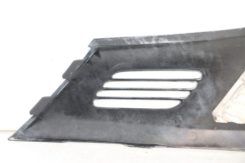 photo de TAPA BAJO ASIENTO IZQUIERDA HONDA CBR F 1000 (1993 - 1996) - Primer plano técnico
