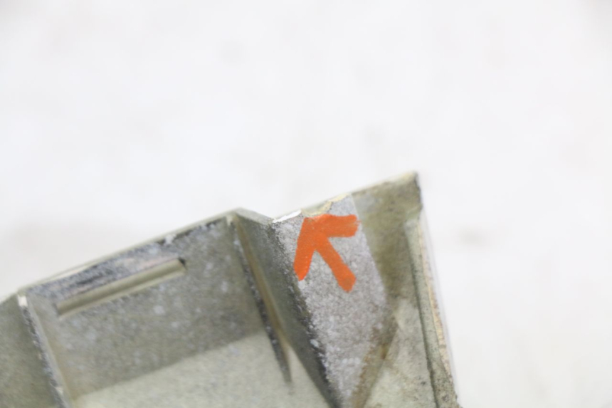 photo de TAPA BAJO ASIENTO IZQUIERDA HONDA NES AROBASE 125 (2000 - 2003) - Primer plano técnico