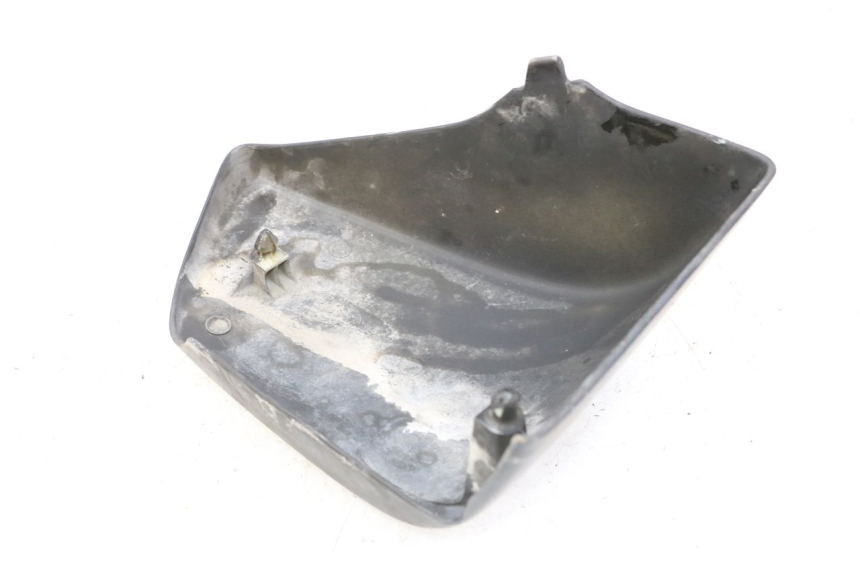 photo de TAPA BAJO ASIENTO IZQUIERDA HONDA VT C2 SHADOW 750 (1997 - 2001) - Otra perspectiva