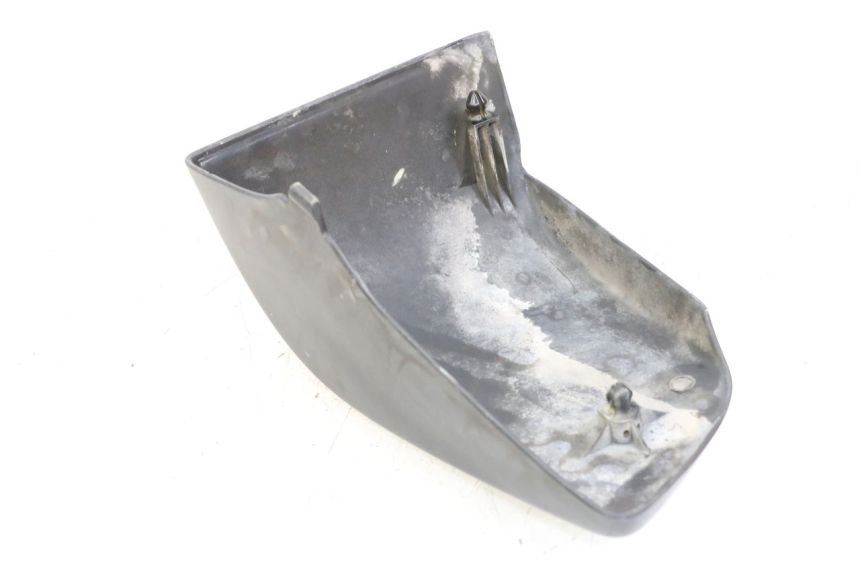 photo de TAPA BAJO ASIENTO IZQUIERDA HONDA VT C2 SHADOW 750 (1997 - 2001) - Primer plano técnico