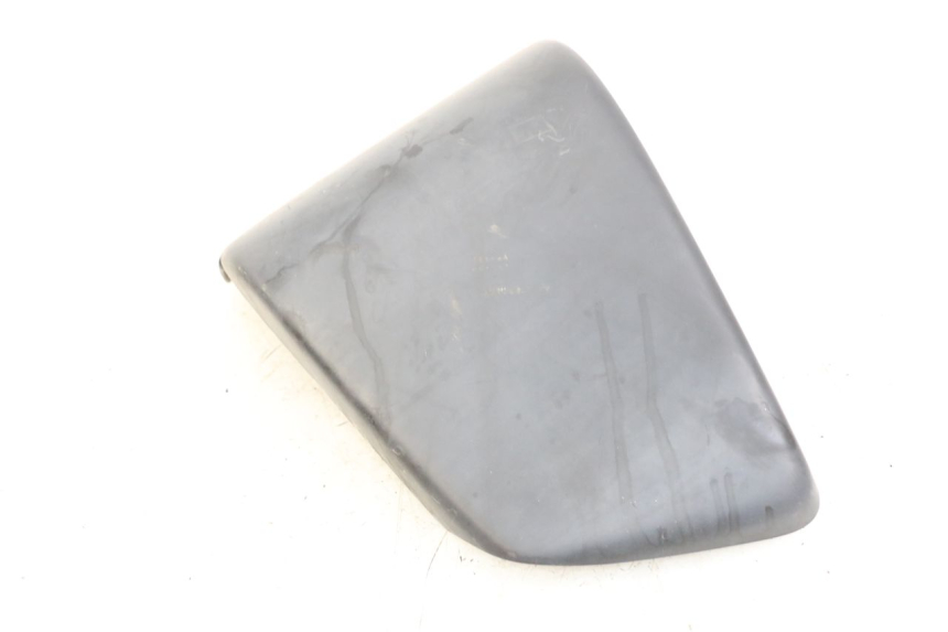 photo de TAPA BAJO ASIENTO IZQUIERDA HONDA VT C2 SHADOW 750 (1997 - 2001) - Detalles de los puntos de fijación